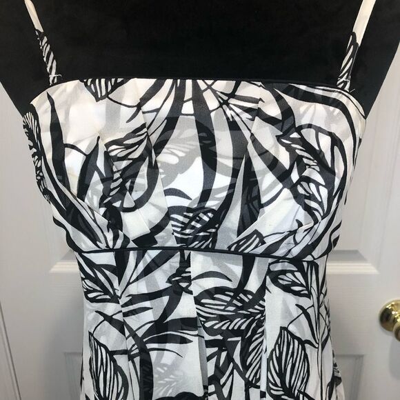 White House Black Market black white mini dress. - Picture 2 of 12